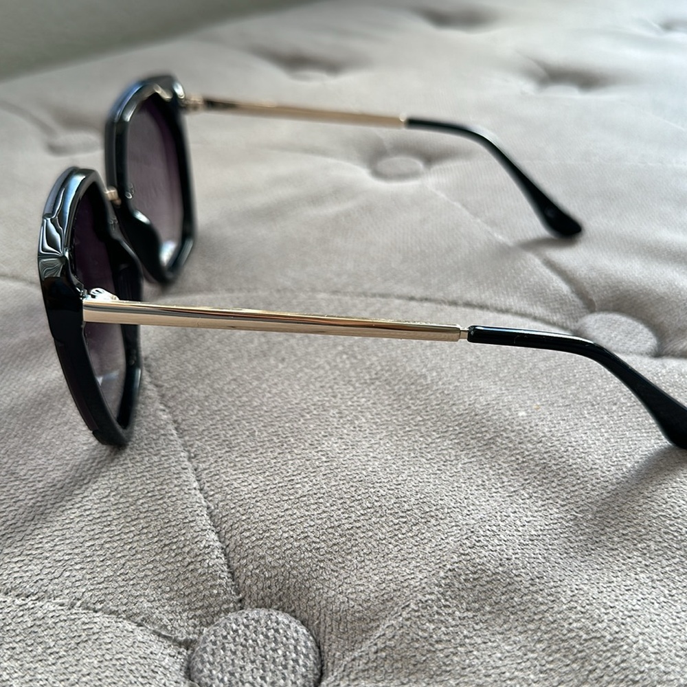 Quay Sunglasses - Picture 3 of 4